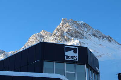 Point de vente de forfait à Tignes vue sur les montagnes